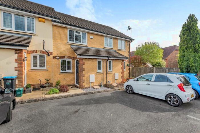 2 Bedroom House To Rent In Bedroom Terraced House In Caterham On The Hill, CR3