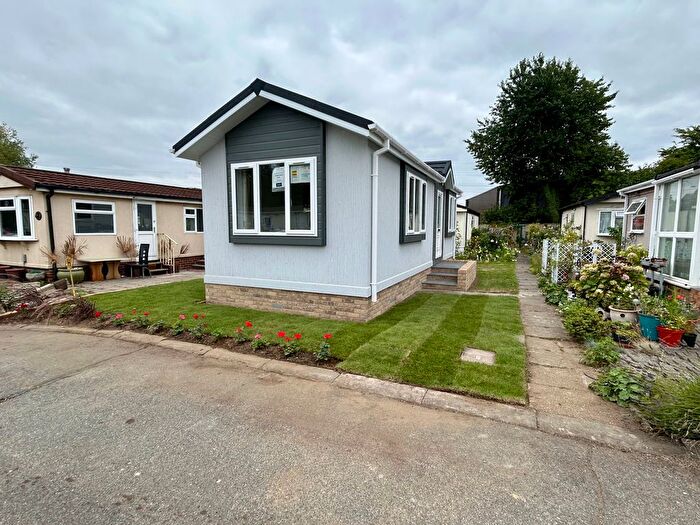 1 Bedroom Mobile/park Home For Sale In Longcroft Drive, Waltham Cross, EN8