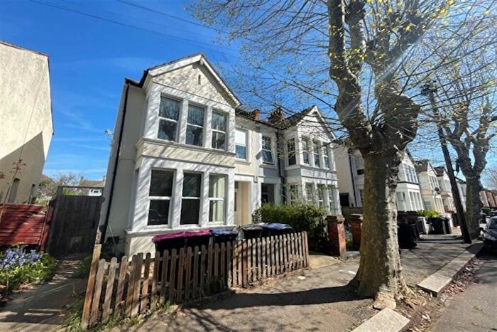 2 Bedroom Flat To Rent In St. Helens Road, Westcliff On Sea, SS0