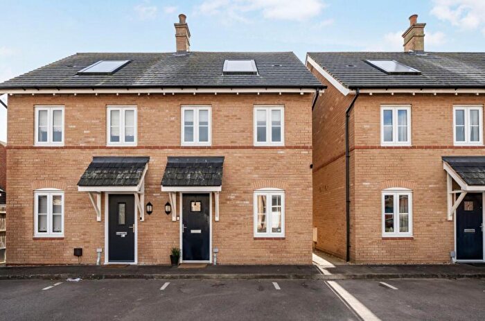 2 Bedroom Semi-Detached House For Sale In Hilton Close, Bedford, MK42