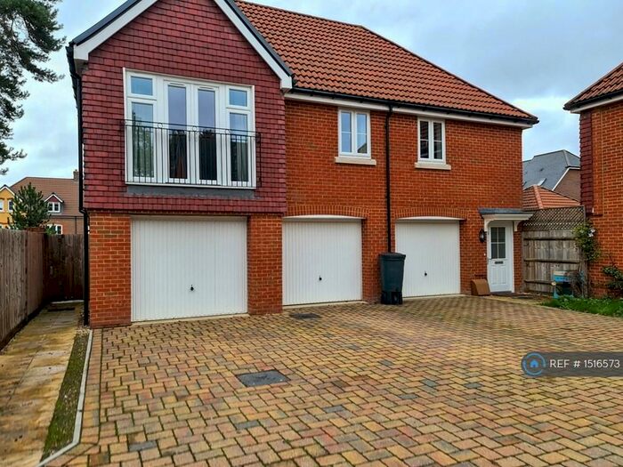 2 Bedroom Flat To Rent In Rudgard Way, Liphook, GU30