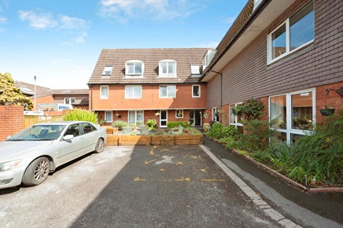 1 Bedroom Flat For Sale In Wey Hill, Haslemere, Surrey, GU27