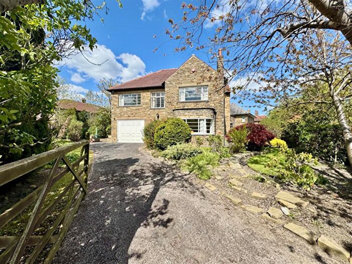 4 Bedroom Detached House For Sale In Broadgate, Almondbury, Huddersfield, HD5