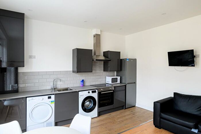3 Bedroom Apartment To Rent In - Hutton Terrace, NE2