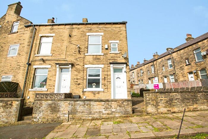 3 Bedroom End Of Terrace House For Sale In Earls Terrace, Halifax, HX3