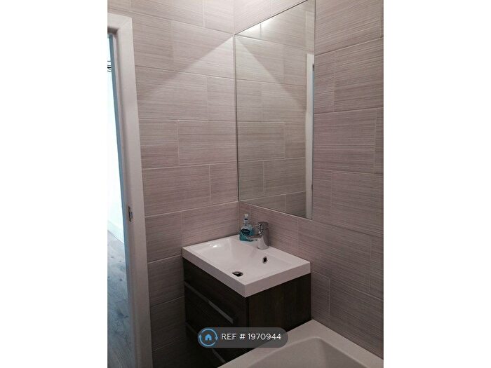 2 Bedroom Flat To Rent In Arlow Road, London, N21