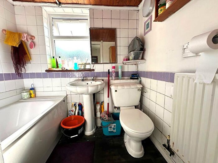 2 Bedroom Terraced House For Sale In Saxon Road, Biscot, Luton