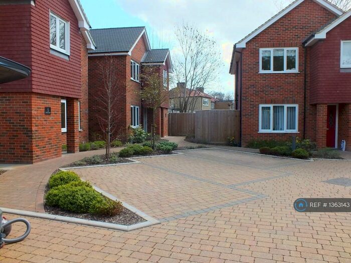 3 Bedroom Detached House To Rent In Holly Close, St. Albans, AL1