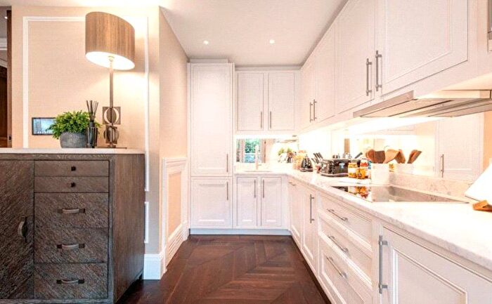 3 Bedroom Flat To Rent In Prince Of Wales Terrace, Kensington, London, W8
