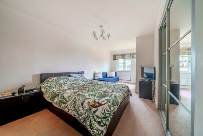 2 Bedroom Flat To Rent In Whitchurch Lane, Edgware, HA8
