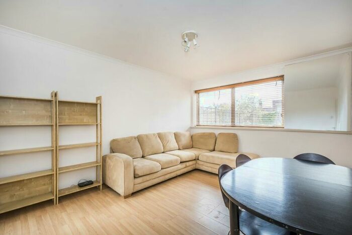 2 Bedroom Apartment To Rent In Parkgate Road, SW11