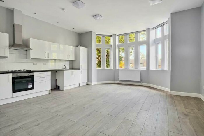 3 Bedroom Flat To Rent In Westwood Hill, London, SE26