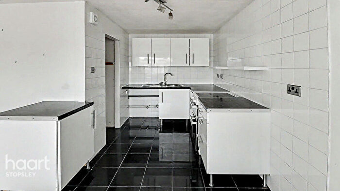 2 Bedroom Apartment For Sale In Handcross Road, Luton, LU2