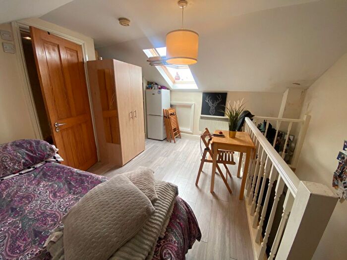 Studio To Rent In High Road Willesden, London, NW10
