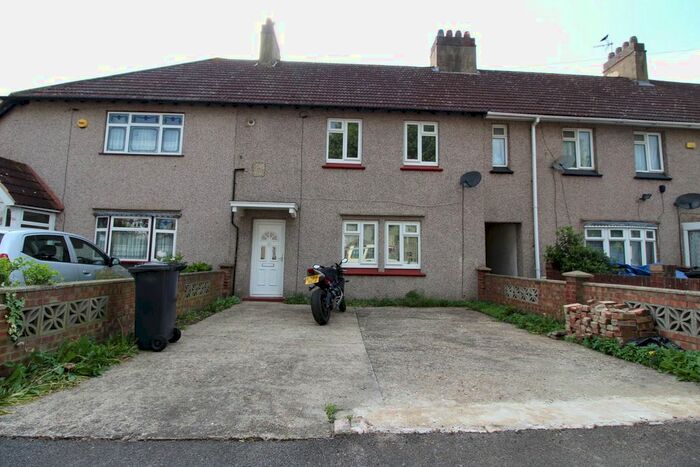 3 Bedroom Terraced House To Rent In West Road, Romford, Essex, RM6