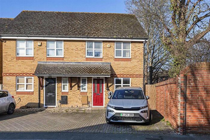 3 Bedroom Town House For Sale In Elliotts Way, Caversham, Reading, RG4
