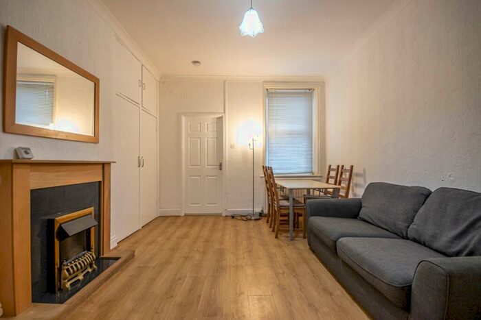 3 Bedroom Flat To Rent In Helmsley Road, Newcastle Upon Tyne, Tyne And Wear, NE2
