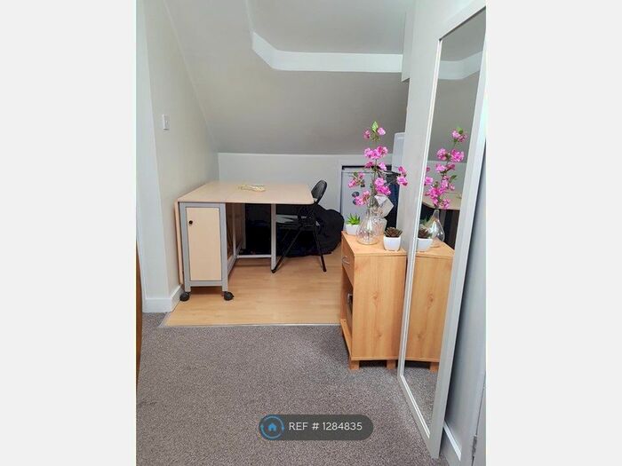 Studio To Rent In Walford Road, Uxbridge, UB8