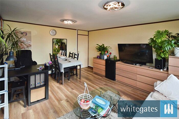 2 Bedroom Apartment For Sale In Oatland Court, Leeds, West Yorkshire, LS7