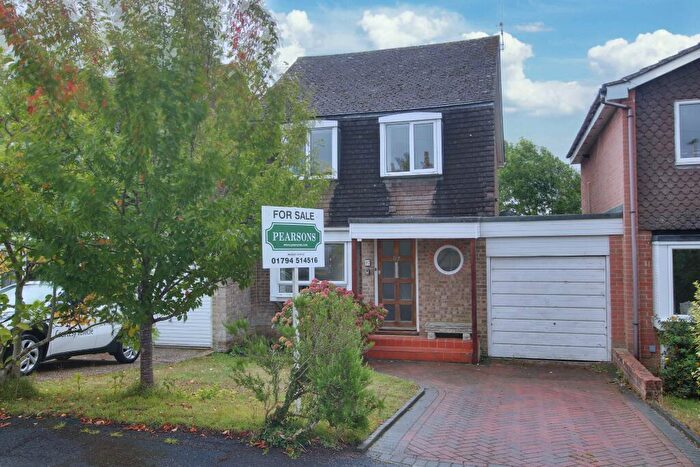 3 Bedroom Link Detached House For Sale In Romsey, SO51