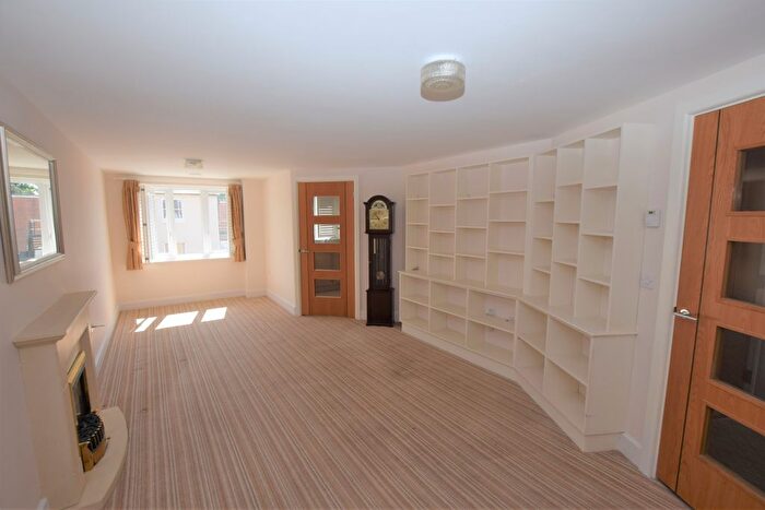 1 Bedroom Flat For Sale In Clover Leaf Court, Ackender Road, Alton, Hampshire, GU34