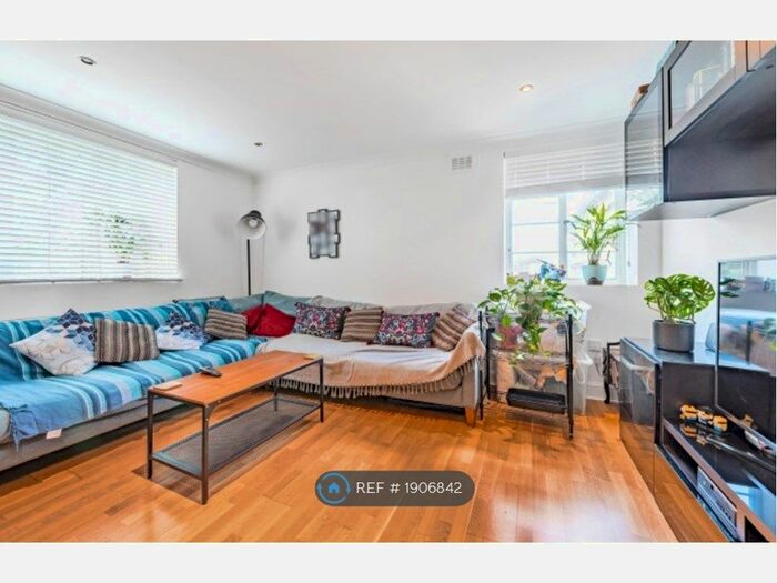 2 Bedroom Flat To Rent In Beverley Gate House, London, SW15