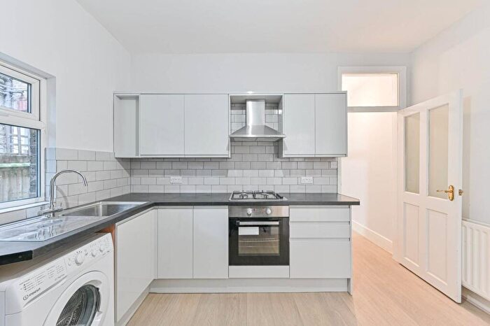 2 Bedroom Flat To Rent In Bavent Road, Camberwell, London, SE5