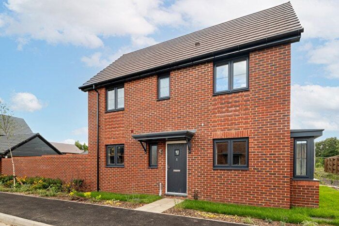 3 Bedroom Semi-Detached House For Sale In So Resi Finchampstead, RG40