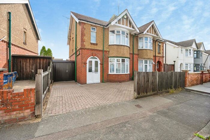 3 Bedroom Semi-Detached House For Sale In Avenue Grimaldi, Luton, LU3