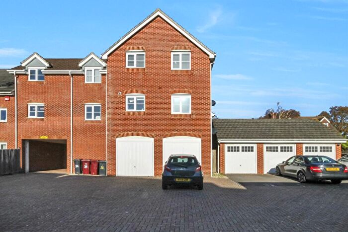 2 Bedroom Flat For Sale In Bedroom Second Floor Flat In Chichester, PO19
