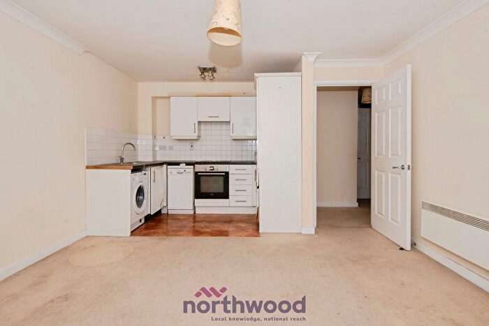 2 Bedroom Flat For Sale In Delta Court, Maidenhead, SL6