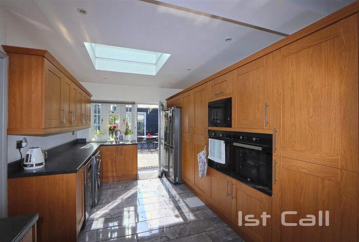 2 Bedroom Detached Bungalow For Sale In Goldsworthy Drive, Great Wakering, Southend-On-Sea, SS3