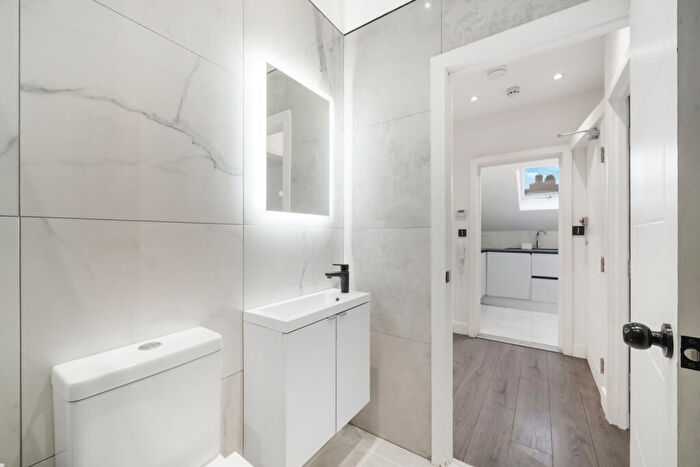 2 Bedroom Flat For Sale In Upper Richmond Road West, SW14
