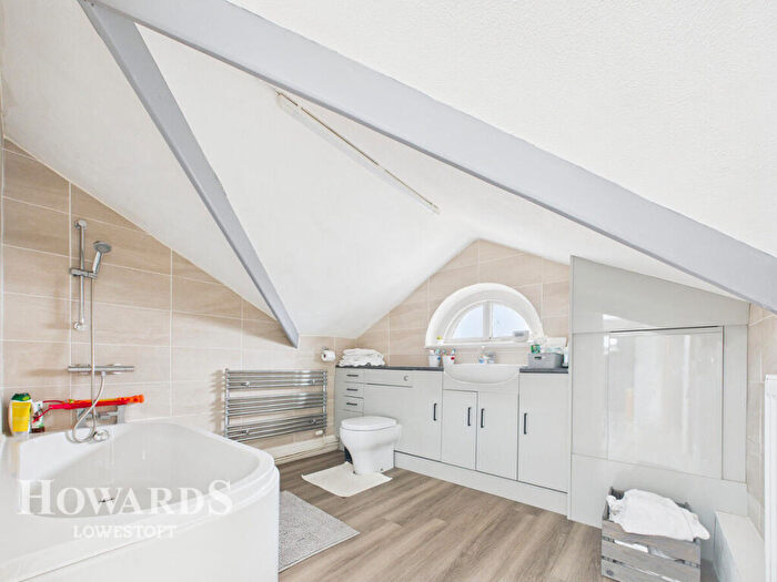 1 Bedroom Flat For Sale In Kirkley Cliff, Lowestoft, NR33