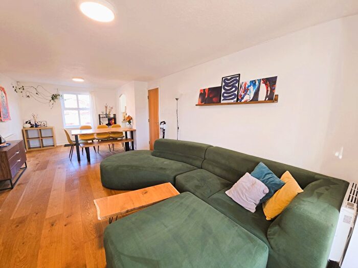 2 Bedroom Flat To Rent In Linen Court, Salford, M3