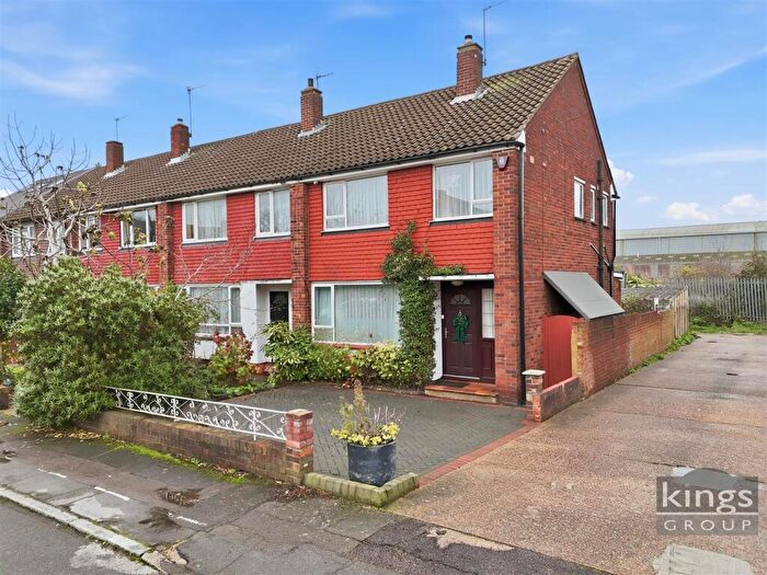 3 Bedroom End Of Terrace House For Sale In Avondale Crescent, Enfield, EN3