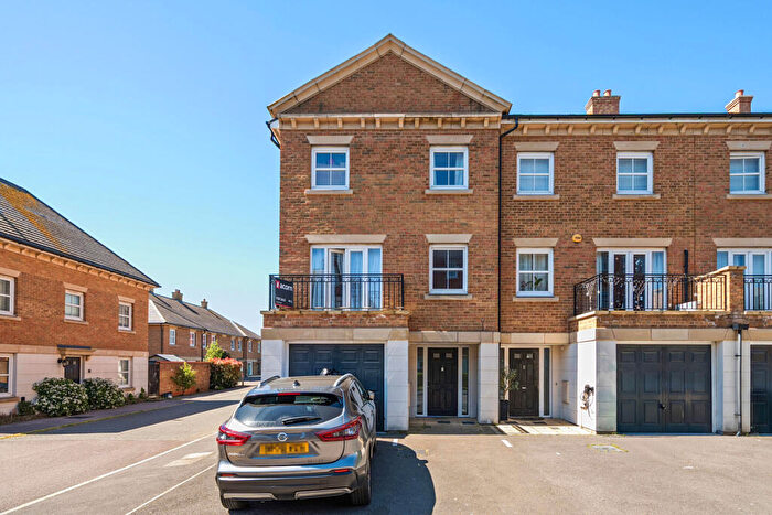 4 Bedroom End Of Terrace House For Sale In Rainbow Road, Erith, Kent, DA8