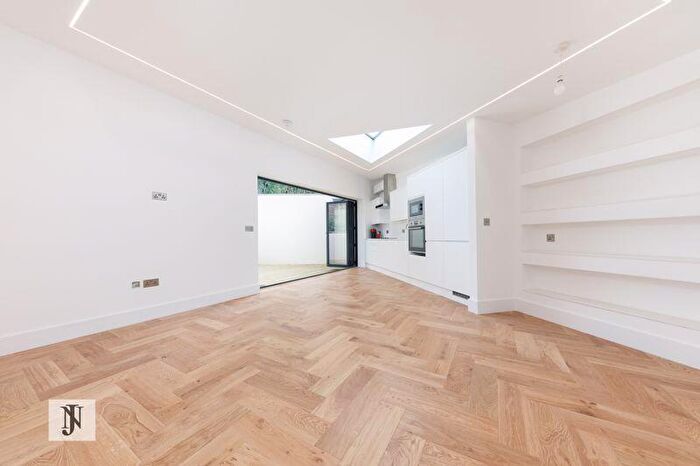 2 Bedroom Detached Bungalow To Rent In Lyonsdown Road, Whetstone, EN5