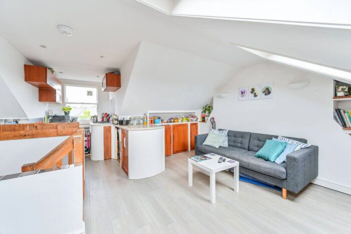 2 Bedroom Flat To Rent In Heyford Avenue, Vauxhall, London, SW8