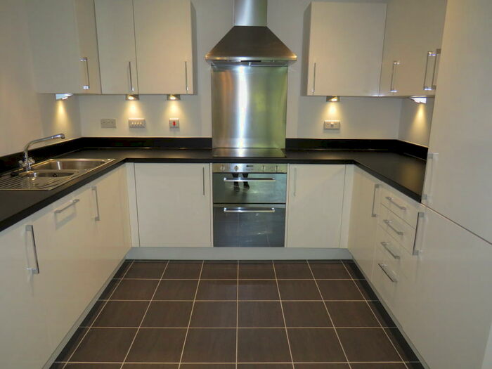 2 Bedroom Flat To Rent In Kingfisher Close, Warwick, CV34