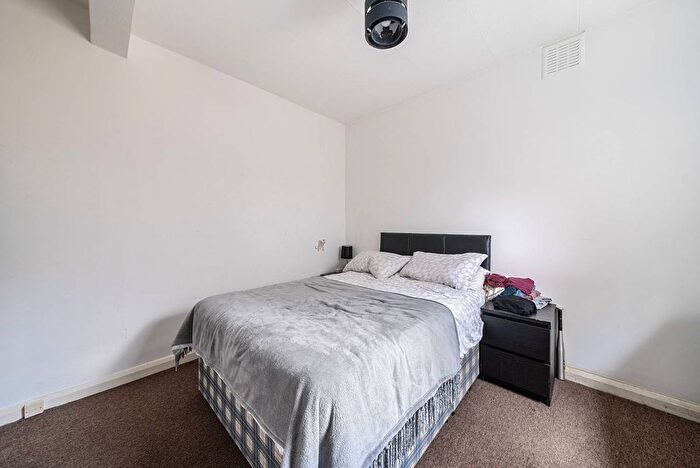 2 Bedroom Flat To Rent In Ambergate Street, Elephant And Castle, London, SE17