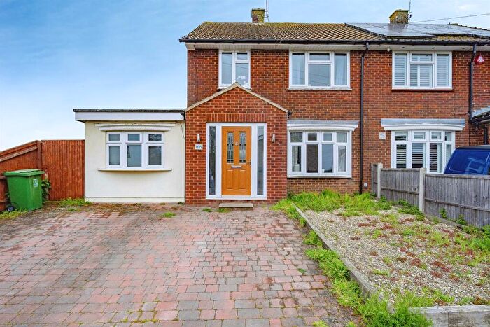 4 Bedroom Semi-Detached House For Sale In Great Elms Road, Hemel Hempstead, HP3
