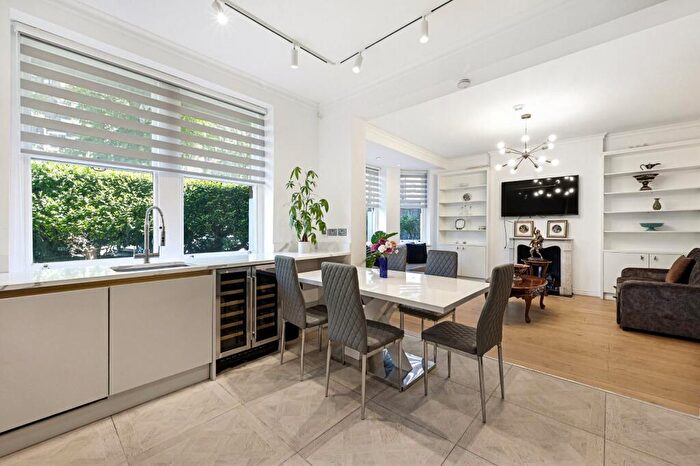 3 Bedroom Flat To Rent In Ashburnham Mansions, Ashburnham Road, SW10