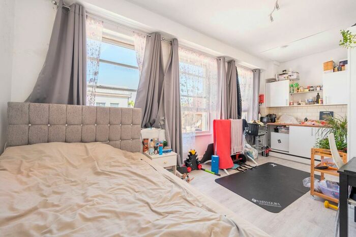 Studio To Rent In Barons Court, Barons Court, London, W14
