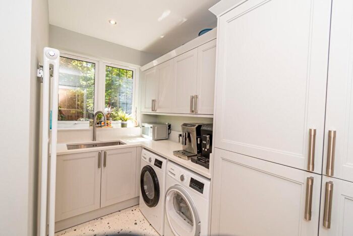 4 Bedroom Detached House For Sale In Bassett, Southampton, SO16