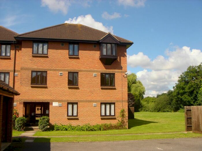 2 Bedroom Flat To Rent In Vicarage Way, Colnbrook, Slough, SL3
