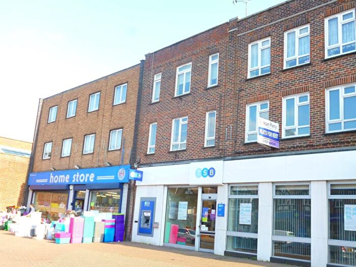 2 Bedroom Flat To Rent In Darkes Lane, Potters Bar, Herts, EN6