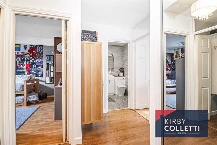 2 Bedroom Flat For Sale In Hertford Road, Hoddesdon, EN11