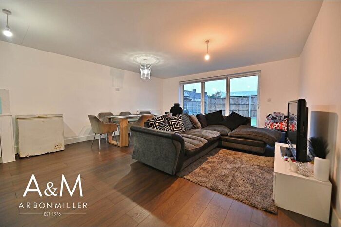 4 Bedroom Semi-Detached House For Sale In New North Road, Hainault, IG6