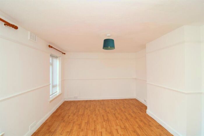 2 Bedroom Apartment To Rent In Barnet Way, Hove, BN3